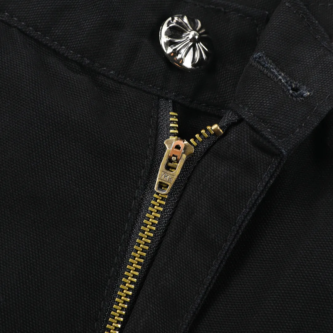 P280 💰 (Top version) Chrome hearts Cross patch leather jeans workwear logging pants Chrome hearts logging pants are here! ! ! CH Croix Heart Double Knee Cross Patch Leather Bo1 Style Logging Pants Straight-leg Work Pants B136 Croix Heart Cross Sanskrit Overalls Price 20W level, patchwork cross pattern embellishment, high-waisted washed jeans! ! Absolutely high-end luxury products, 1.9W level god-level single products, super popular products, made by top heavy industry, not to be missed. About Zangyin, this is an extremely luxurious fashion brand, which can also be called the nobles of the high street. It has always been an exclusive brand of some hipsters or rich second generation. Compared with ordinary high streets, it is more luxurious and noble. Compared with luxury brands, it has a more fashionable personality and has always been a brand that I have a special liking for. Imported yarn is custom-woven into a high-density twill canvas, which ensures a crisp silhouette while also making the fabric feel very delicate. It follows the B01 classic silhouette, with a crisp and stylish upper body. The ready-made garments are stone-ground and fermented, so they can be matched with any style. Buttons and zinc-drawn washables are genuine YKK retro metal products. Double-layered canvas on the front. Perfect details. All hardware is perfect. Size: S-XXL Color: Black
